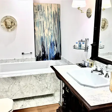 Mondrian Luxury Suites & Apartments Market Square IV Warsaw Room photo