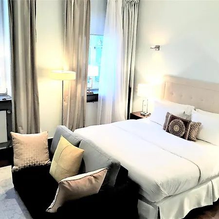 Mondrian Luxury Suites & Apartments Market Square IV Warsaw Room photo