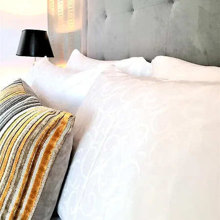 Mondrian Luxury Suites & Apartments Market Square IV Warsaw Room photo