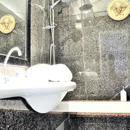 Mondrian Luxury Suites & Apartments Market Square IV Warsaw Room photo