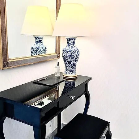 Mondrian Luxury Suites & Apartments Market Square IV Warsaw Room photo