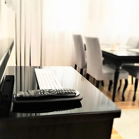 Mondrian Luxury Suites & Apartments Market Square IV Warsaw Room photo
