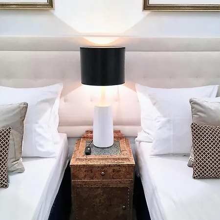 Mondrian Luxury Suites & Apartments Market Square IV Warsaw Room photo
