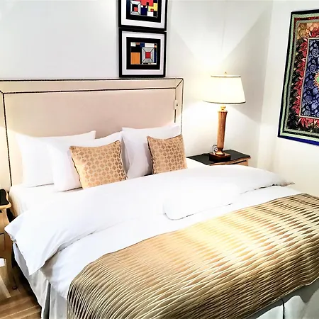 Mondrian Luxury Suites & Apartments Market Square IV Warsaw Room photo