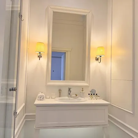 Mondrian Luxury Suites & Apartments Market Square IV Warsaw Room photo