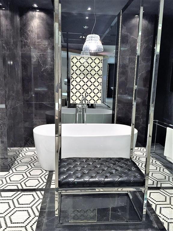 Mondrian Luxury & Market Square Iv
